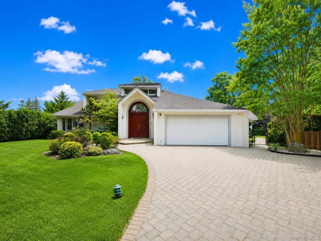  5 BR,  4.00 BTH &nbsp;Contemporary style home in Hewlett Harbor