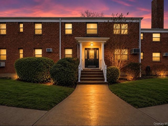  2 BR,  2.00 BTH &nbsp;Garden style home in Hewlett