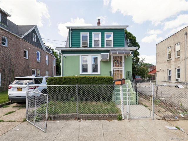  3 BR,  2.00 BTH &nbsp;Colonial style home in Kew Gardens
