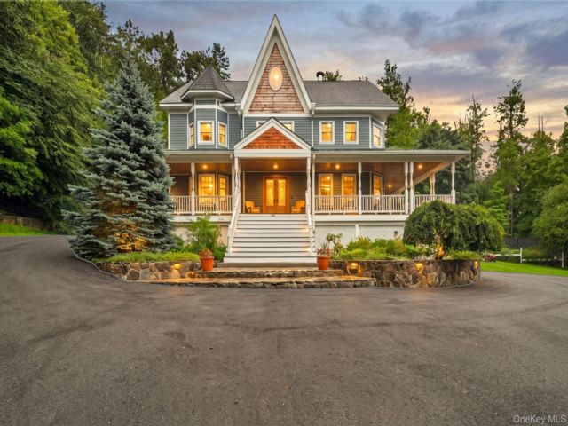  5 BR,  4.00 BTH &nbsp;Colonial style home in Mahopac