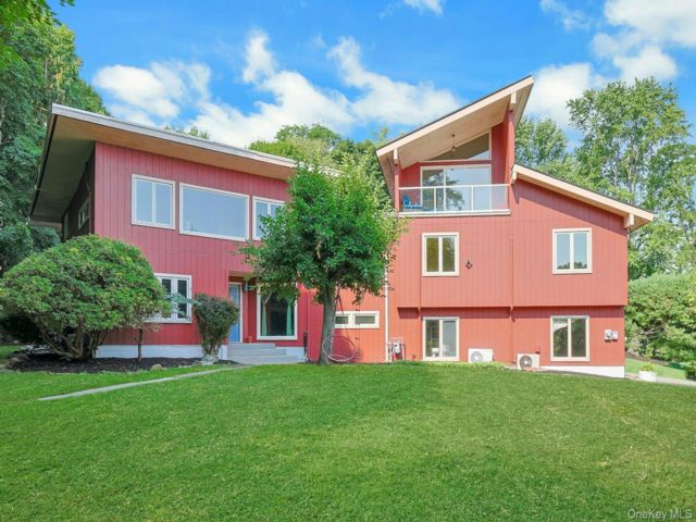  4 BR,  2.00 BTH &nbsp;Contemporary style home in Cornwall On Hudson