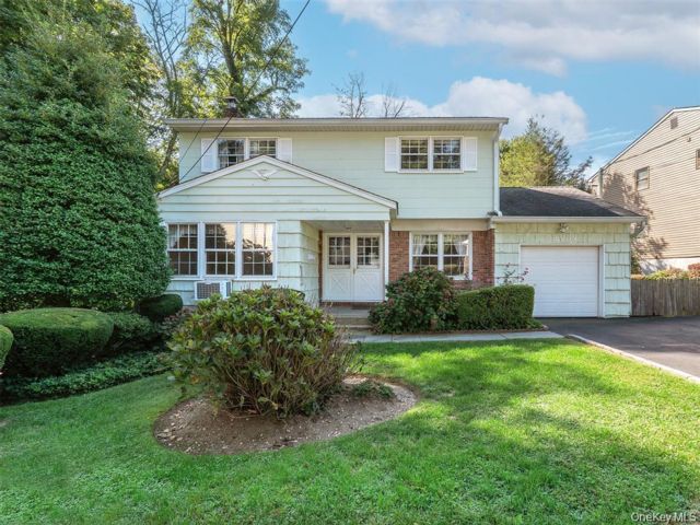  4 BR,  2.00 BTH &nbsp;Colonial style home in Glen Head