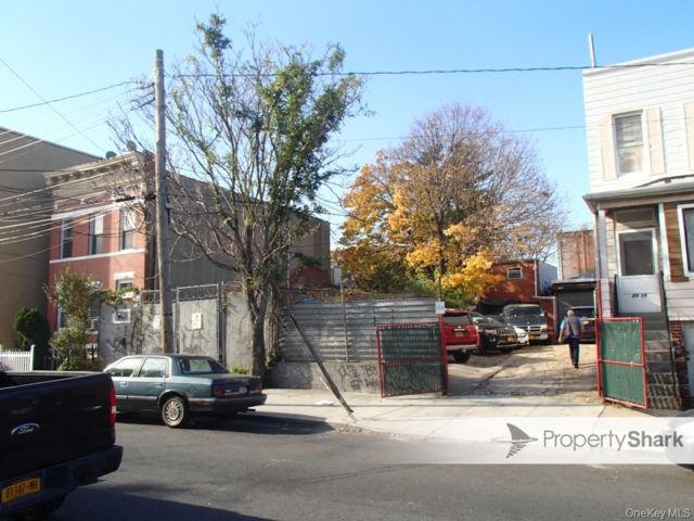  6 BR,  4.00 BTH &nbsp;Colonial style home in Astoria