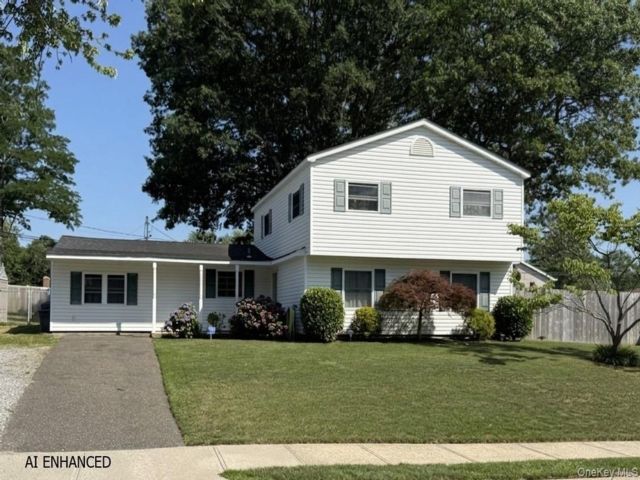  5 BR,  3.00 BTH &nbsp;Colonial style home in Farmingville