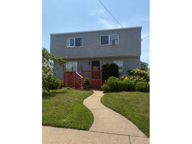  5 BR,  2.00 BTH &nbsp;Colonial style home in Freeport