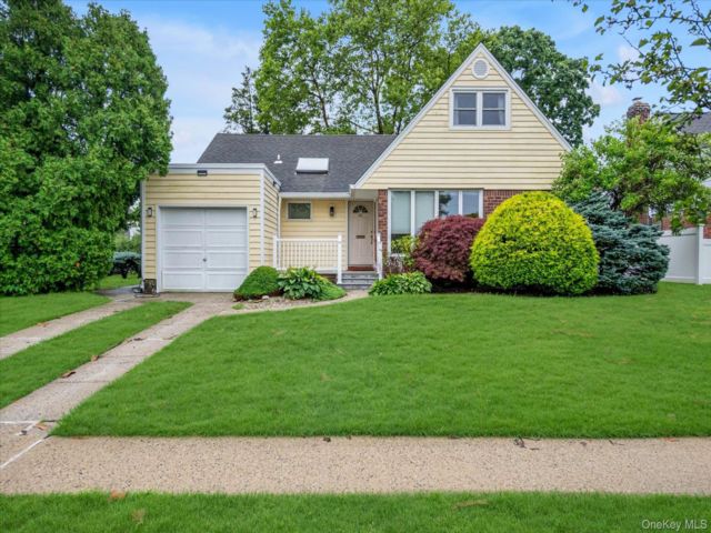  3 BR,  2.00 BTH &nbsp;Cape cod style home in New Hyde Park
