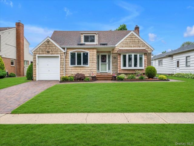  4 BR,  3.00 BTH &nbsp;Cape cod style home in New Hyde Park