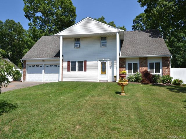  5 BR,  3.00 BTH &nbsp;Colonial style home in Coram