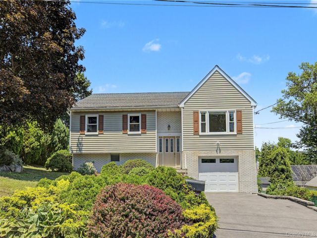  3 BR,  2.00 BTH &nbsp;Raised ranch style home in Hawthorne