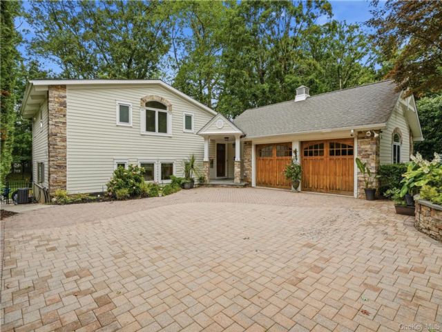  4 BR,  3.00 BTH &nbsp;Split level style home in East Norwich