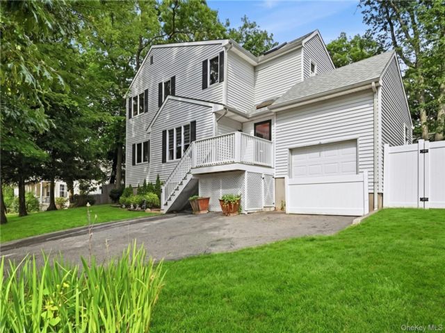  4 BR,  3.00 BTH &nbsp;Contemporary style home in Rocky Point