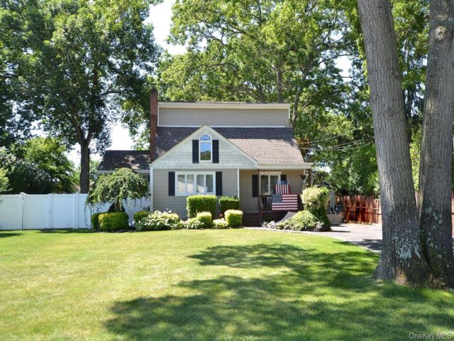  3 BR,  3.00 BTH &nbsp;Raised ranch style home in Brentwood