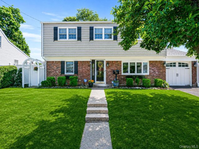  4 BR,  2.00 BTH &nbsp;Split ranch style home in Lindenhurst