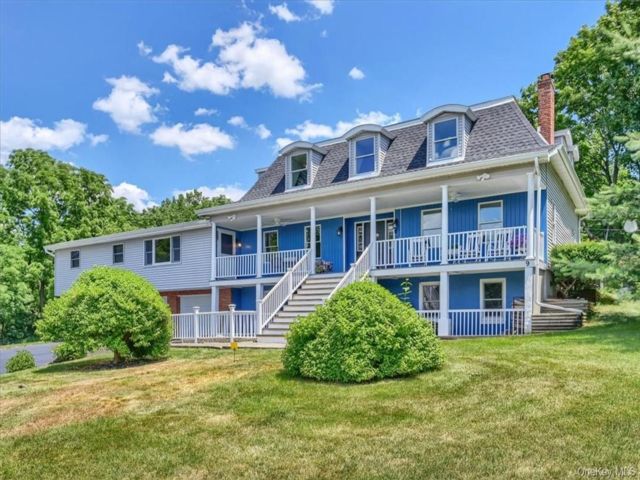  7 BR,  5.00 BTH &nbsp;Farmhouse style home in Newburgh