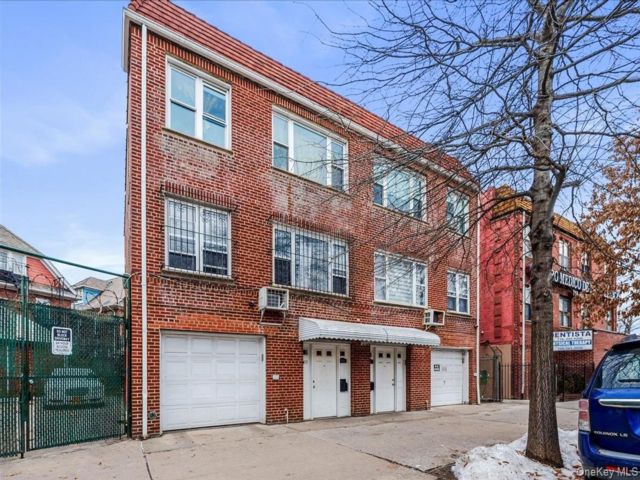  5 BR,  3.00 BTH &nbsp;Mid rise style home in Jackson Heights