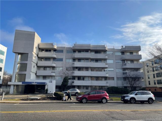  2 BR,  3.00 BTH &nbsp;Mid rise style home in Great Neck