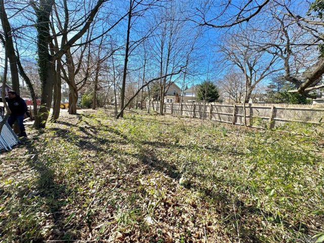 Lot <b>Size:</b>  &nbsp;House style home in West Hempstead