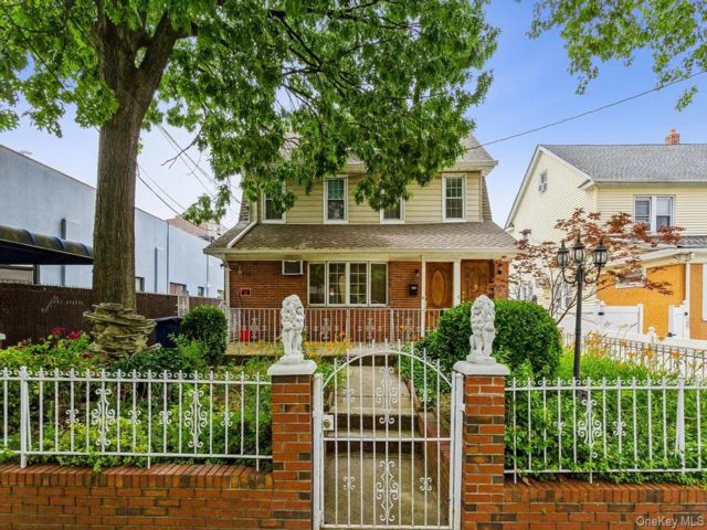 5 BR,  2.00 BTH &nbsp;Colonial style home in Briarwood