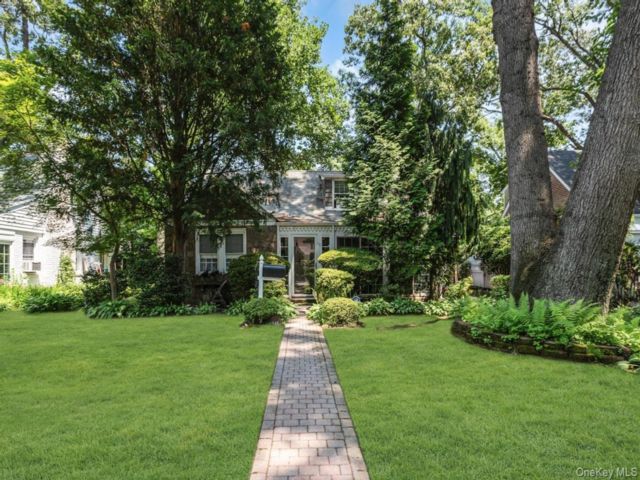  4 BR,  2.00 BTH &nbsp;Cape cod style home in Freeport