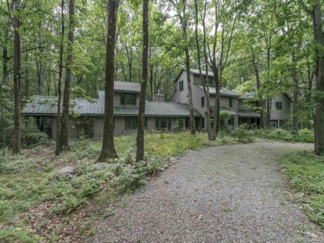  5 BR,  4.00 BTH &nbsp;Contemporary style home in Warwick