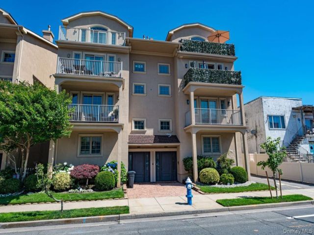  2 BR,  3.00 BTH &nbsp;Other style home in Long Beach