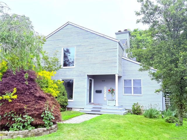  5 BR,  3.00 BTH &nbsp;Colonial style home in West Islip