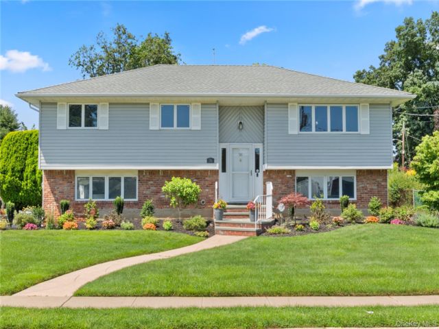  3 BR,  2.00 BTH &nbsp;Hi ranch style home in Old Bethpage