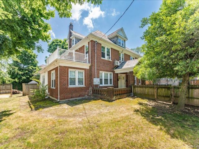  6 BR,  4.00 BTH &nbsp;Colonial style home in Cedarhurst