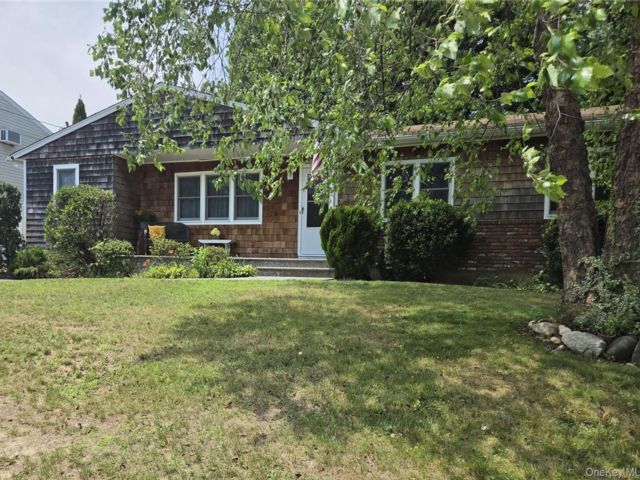  4 BR,  3.00 BTH &nbsp;Exp ranch style home in Bayport