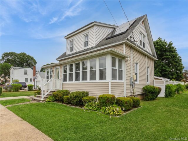  4 BR,  2.00 BTH &nbsp;Cape cod style home in Uniondale