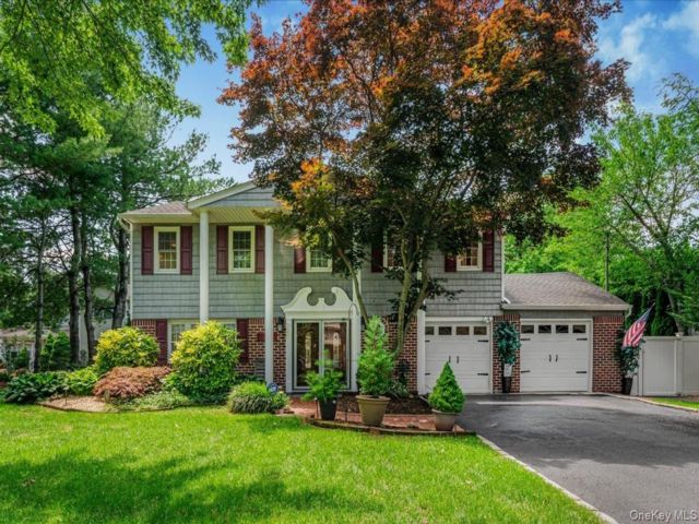 4 BR,  4.00 BTH &nbsp;Colonial style home in Commack