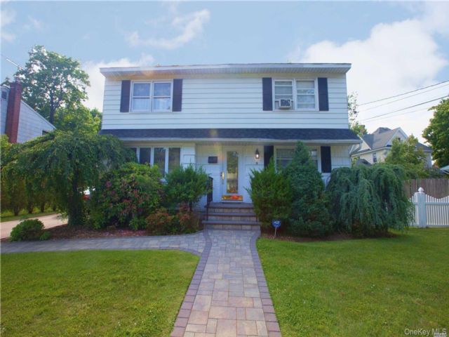  2 BR,  1.00 BTH &nbsp;Includes legal  style home in East Farmingdale