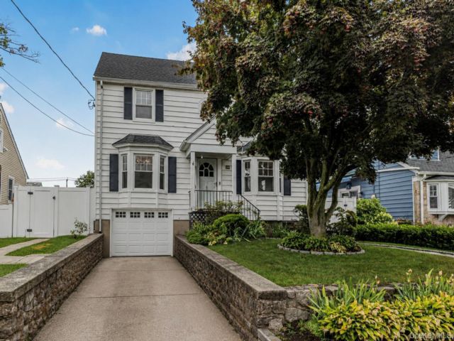  3 BR,  2.00 BTH &nbsp;Colonial style home in Yonkers