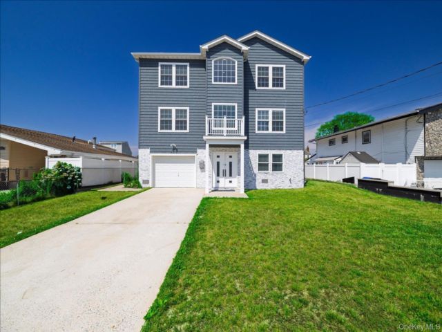  4 BR,  3.00 BTH &nbsp;Colonial style home in Freeport