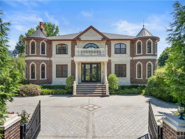  4 BR,  5.00 BTH &nbsp;Colonial style home in Glen Cove