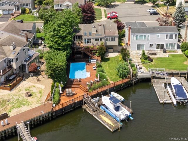  5 BR,  4.00 BTH &nbsp;Hi ranch style home in Bellmore