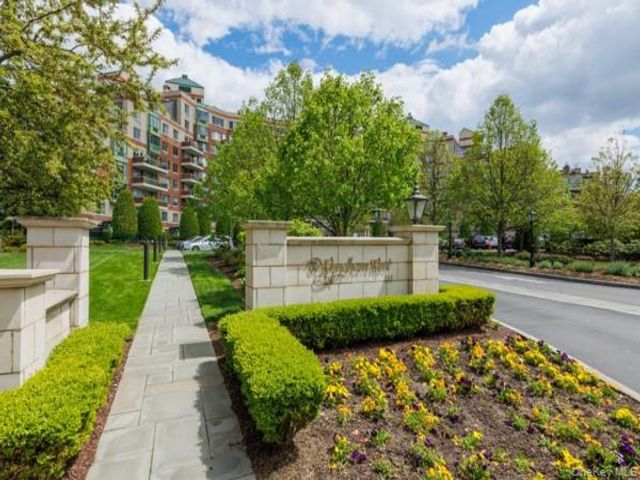  1 BR,  2.00 BTH &nbsp;Full floor apar style home in Garden City