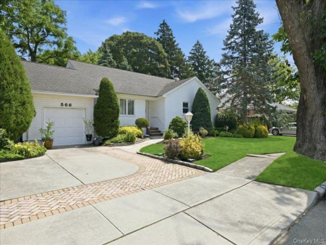  3 BR,  2.00 BTH &nbsp;Ranch style home in East Meadow