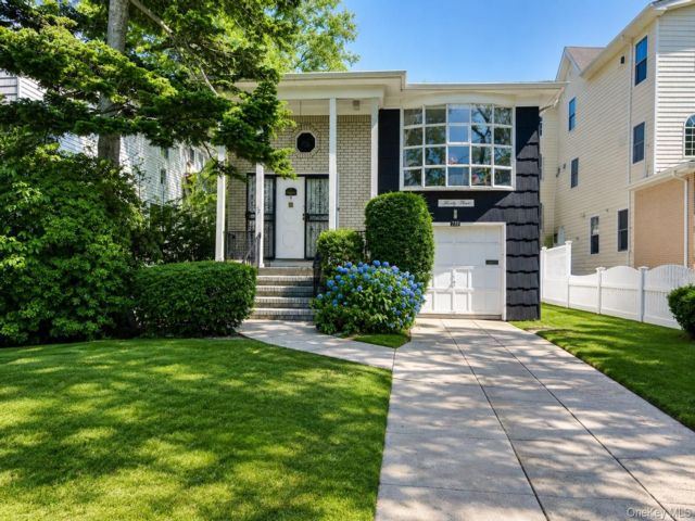  5 BR,  3.00 BTH &nbsp;Hi ranch style home in Far Rockaway