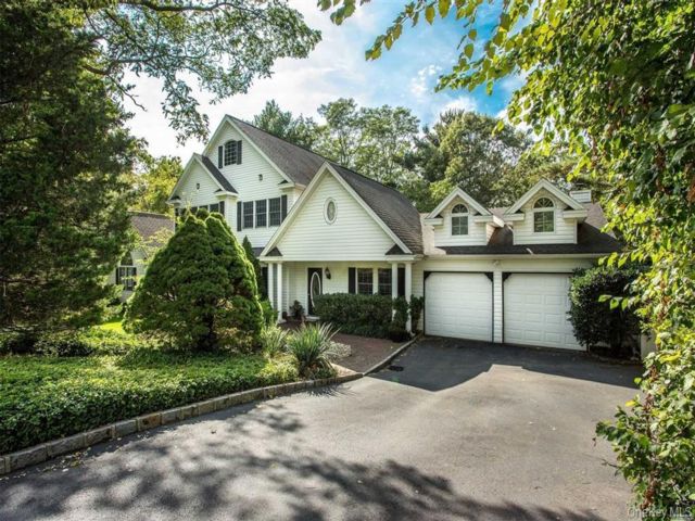  5 BR,  4.00 BTH &nbsp;Exp ranch style home in Dix Hills