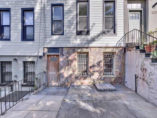  4 BR,  4.00 BTH &nbsp;House style home in East New York