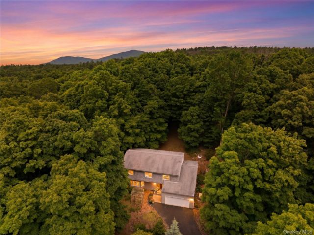  5 BR,  3.00 BTH &nbsp;Colonial style home in Stone Ridge