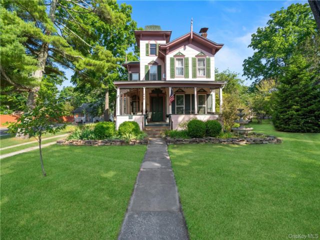  3 BR,  3.00 BTH &nbsp;Victorian style home in East Moriches