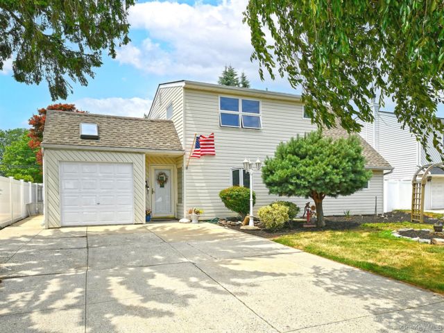  5 BR,  3.00 BTH &nbsp;Exp cape style home in Wantagh