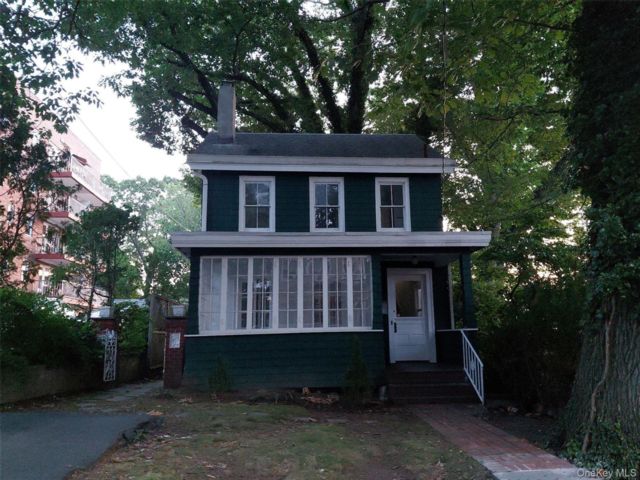  3 BR,  2.00 BTH &nbsp;Colonial style home in Nyack