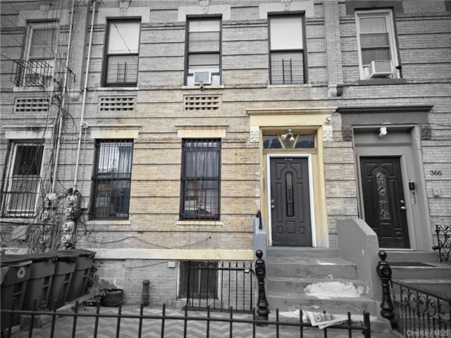  8 BR,  4.00 BTH &nbsp;Colonial style home in East New York