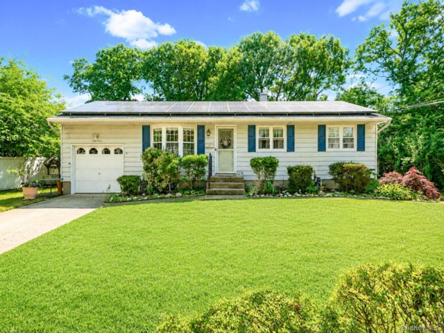  3 BR,  2.00 BTH &nbsp;Ranch style home in Islip Terrace