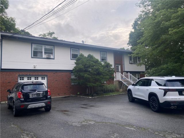  8 BR,  3.00 BTH &nbsp;Hi ranch style home in West Islip