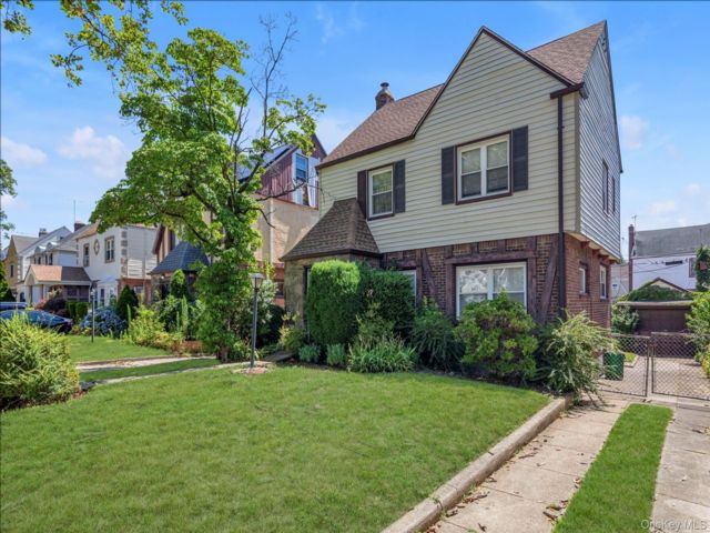  2 BR,  2.00 BTH &nbsp;Colonial style home in Cambria Heights
