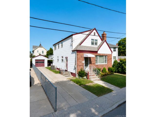  4 BR,  3.00 BTH &nbsp;Colonial style home in Floral Park